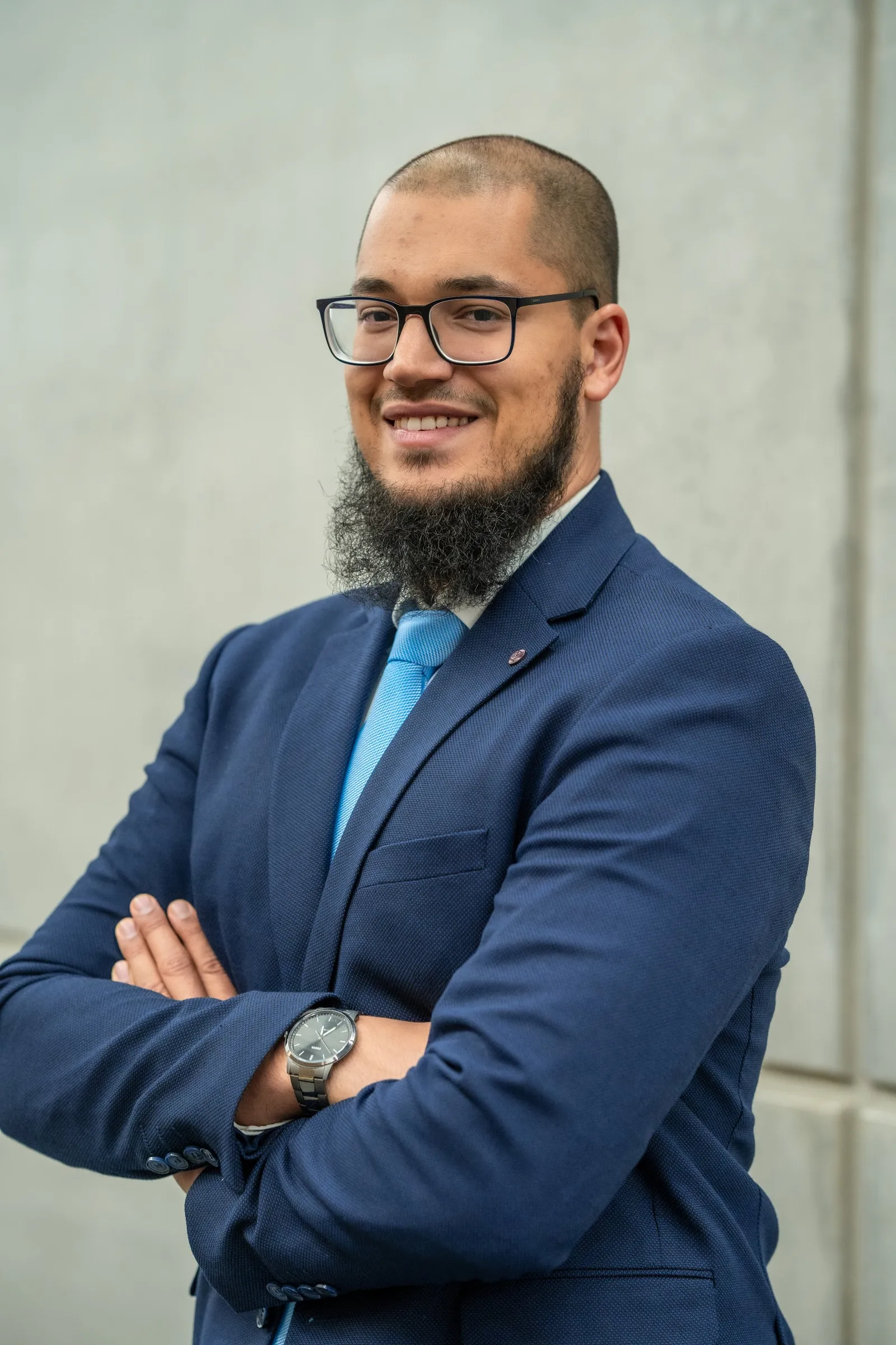 Porträt von Tarek Hazzaa im blauen Anzug