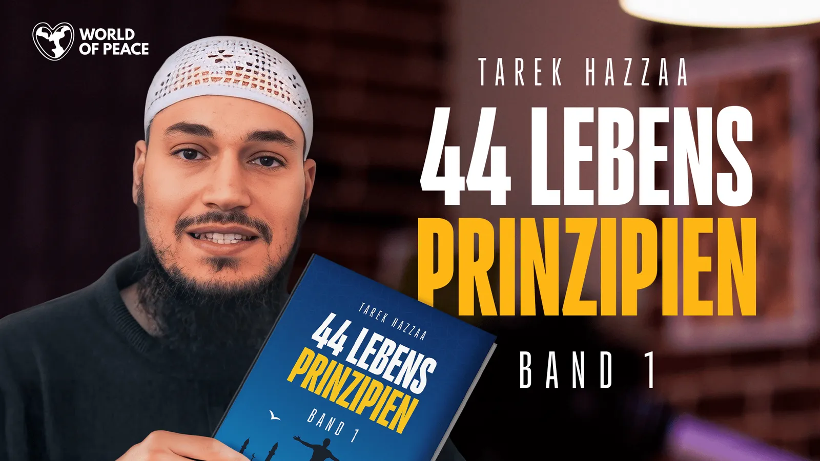 Autor Tarek Hazzaa hält das Buch „44 Lebensprinzipien – Band 1“
