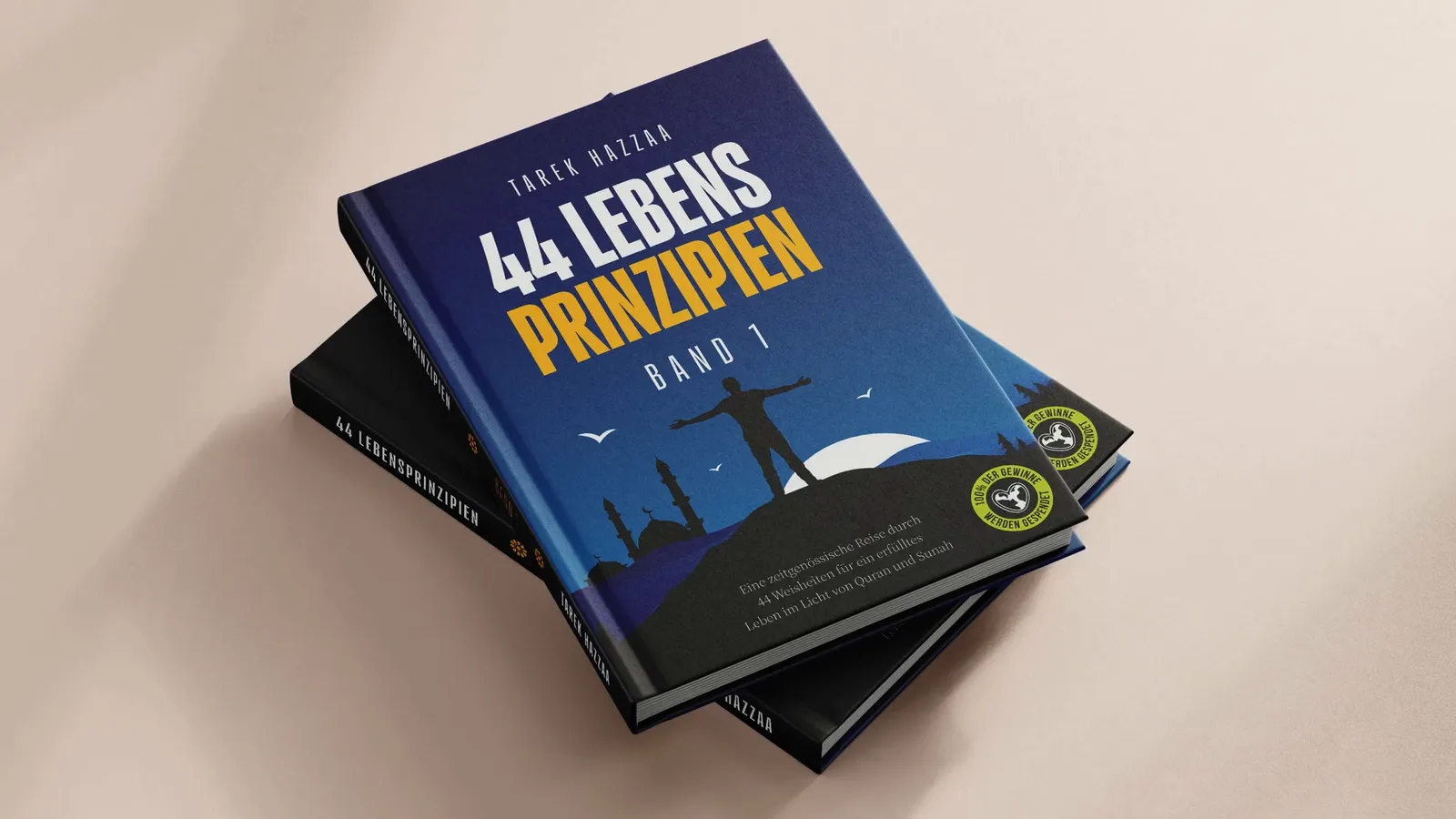 Zwei gestapelte Exemplare von „44 Lebensprinzipien – Band 1“